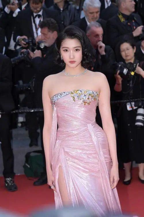 娱乐吃瓜美女走红毯,美女明星们的时尚秀与尴尬瞬间