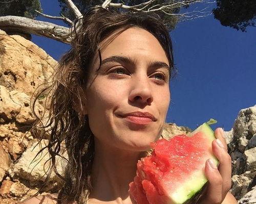 娱乐圈自由吃瓜基地,揭秘明星幕后故事，带你畅游八卦海洋