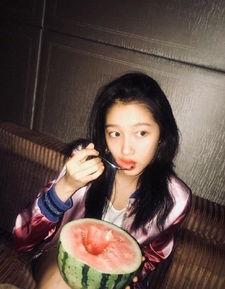 娱乐吃瓜女配图片,吃瓜群众的娱乐盛宴