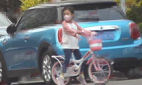 娱乐吃瓜酱骑车摔倒,健康安全不容忽视