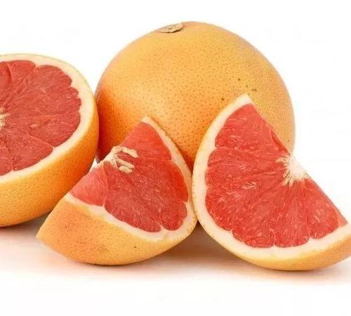 娱乐吃瓜酱剥柚子,美味与便捷并存